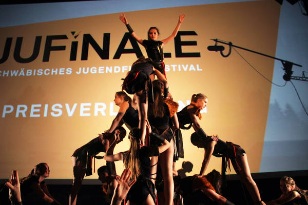 Die Akrobatik-Gruppe des TSV Firnhaberau eröffnet mit einer tollen Choreografie die Preisverleihung