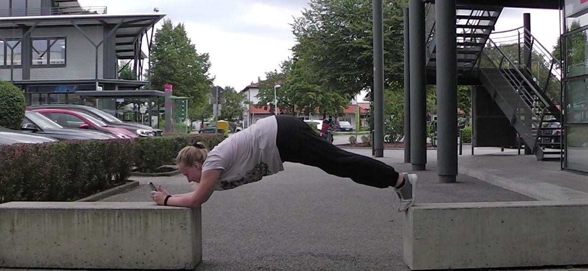 2159-Ein_Smombie_kommt_selten_allein