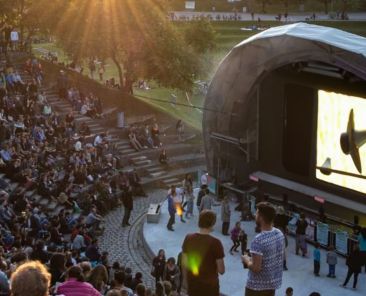 Kurzfilme der jungen Münchner Filmszene am Olympiasee 12. - 13. August 22 Uhr Eintritt frei (2)